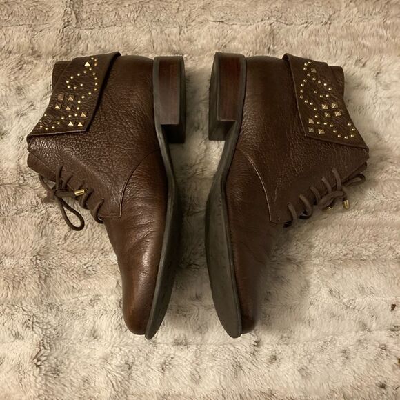 𝅺: : MIEZKO 90s Style Fold Over Ankle Boots with Gold Stud Detail : : - Picture 4 of 16